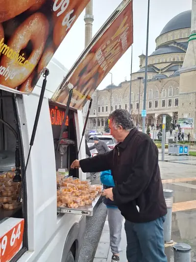 Cami önünde taze lokma ikramı