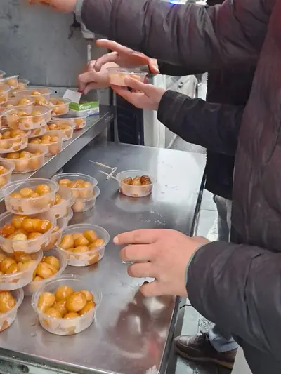 Lokmalar kapaklı kaplara hazırlanıyor