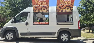 Lokmacı Yahya'nın mobil lokma arabası, açık servis pencereleriyle